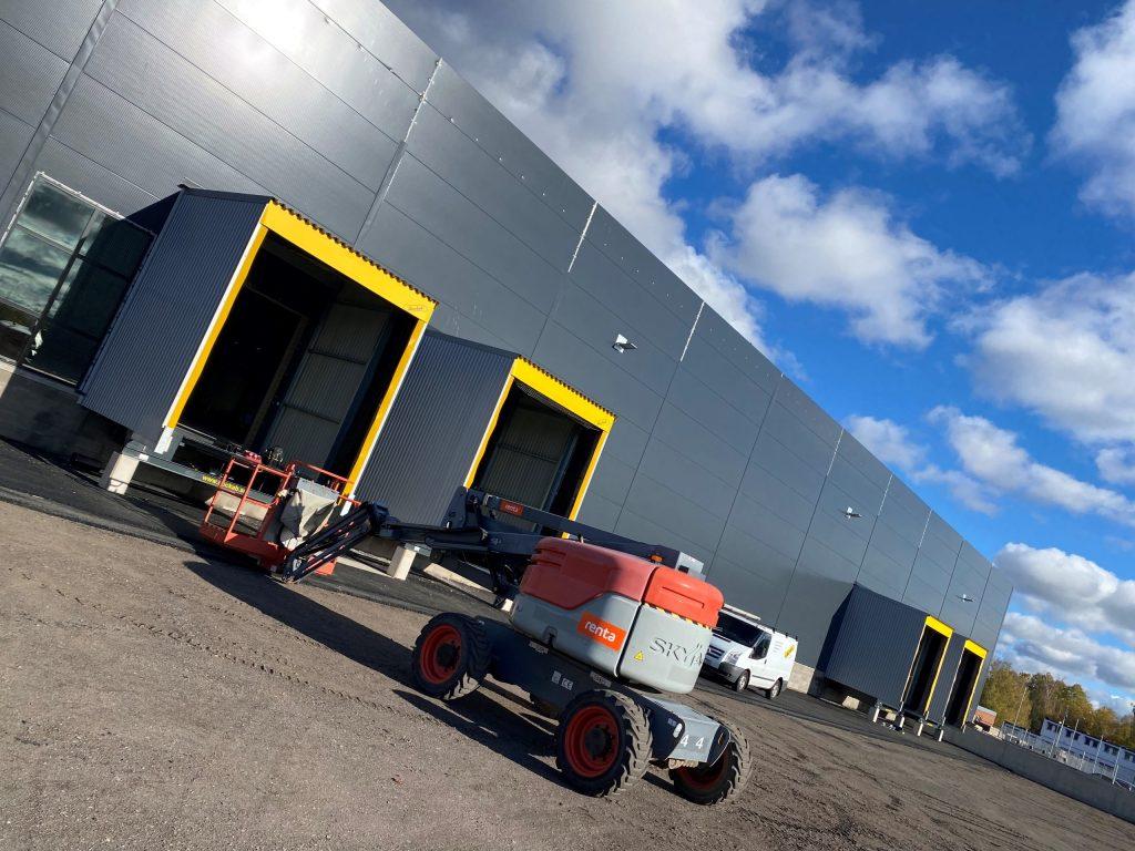 En servicetekniker som utför underhåll och service på hydrauliken till ett dockningssystem.