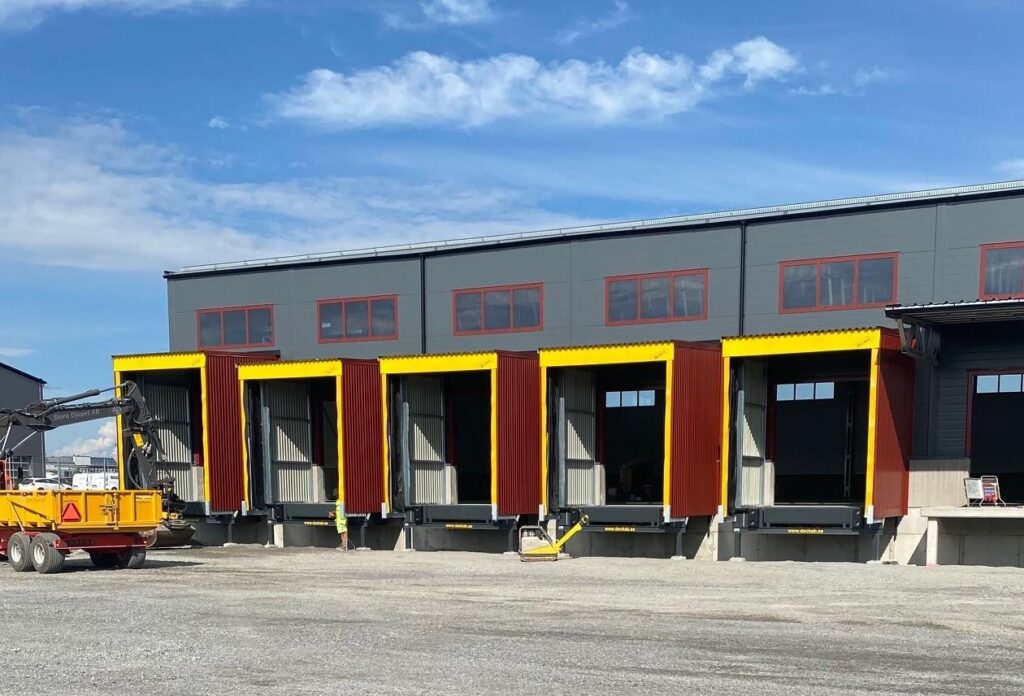Ett komplett dockningssystem med vädertätning och lastbrygga installerat på en logistikanläggning.